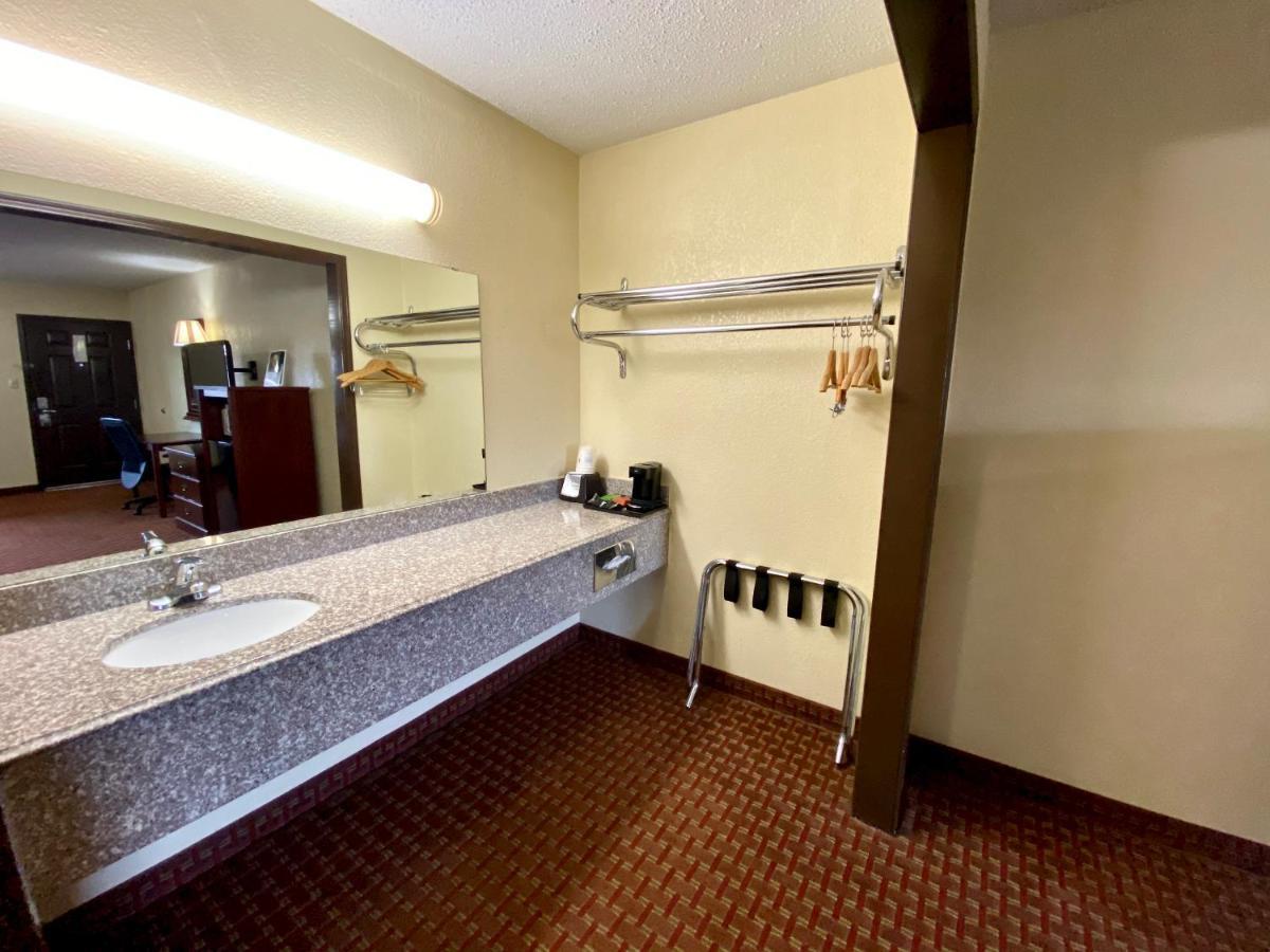 ซูเปอร์ 8 บาย วินด์แฮม วอว์นี Hotel ชอว์นี ภายนอก รูปภาพ
