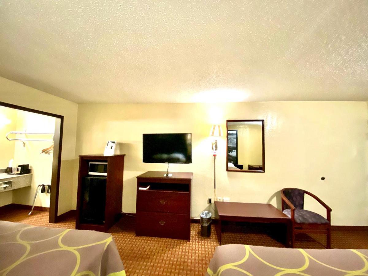 ซูเปอร์ 8 บาย วินด์แฮม วอว์นี Hotel ชอว์นี ภายนอก รูปภาพ